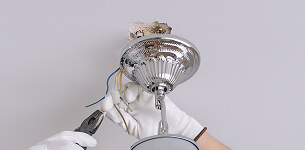 Повреждение потолка при неумелом монтаже