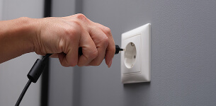 Искры и дым из розеток или щитка