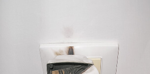 Потемнели стены возле розеток или выключателей